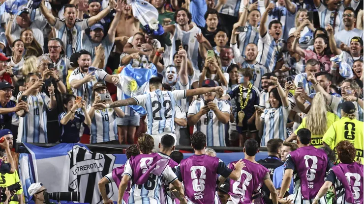 Lautaro Martínez foi comemorar com torcida na 'bancada'; regra da IFAB aponta erro do árbitro