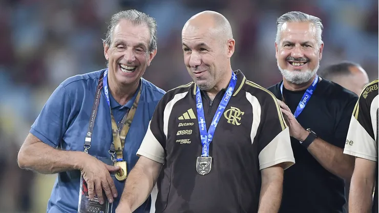 Diretoria ao lado de Leonardo Jardim
