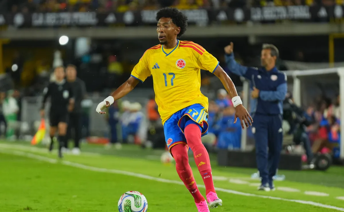 Oferecido ao Santos, Johan Mojica tem números melhores que Escobar nesta temporada