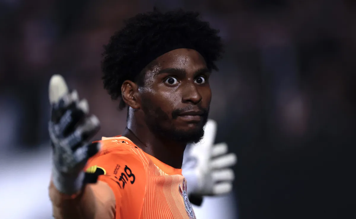 Hugo Souza lamenta pagamentos atrasados no Corinthians, mas destaca confiança na diretoria
