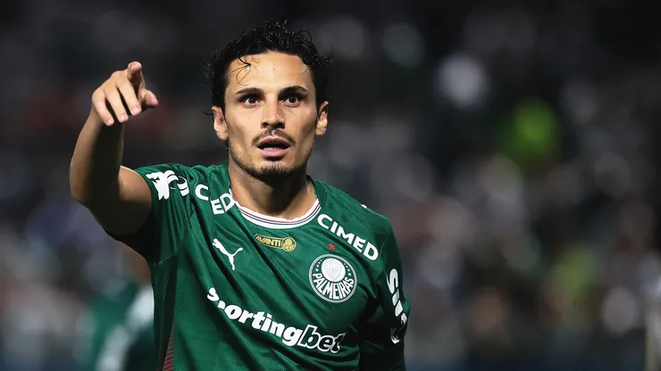 Raphael Veiga tem retorno ao Brasil descartado