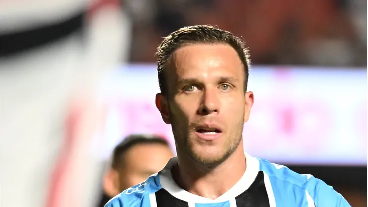 Arthur Melo em campo diante do São Paulo, no MorumBIS.