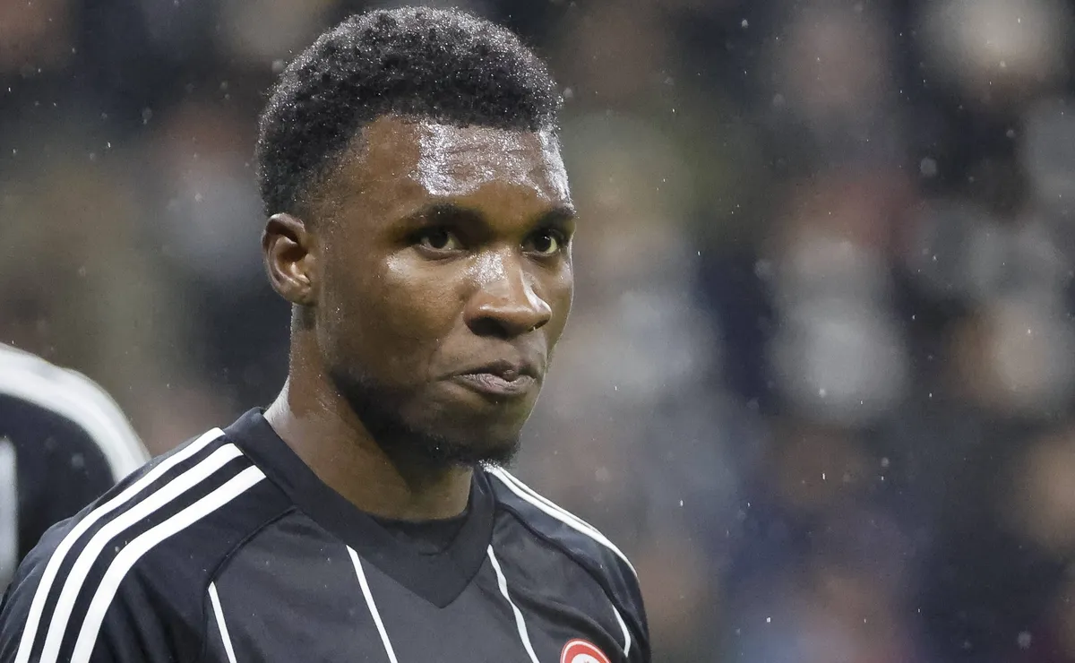 São Paulo acerta contratação do lateral Aurélio Buta, ex-Eintracht Frankfurt, por uma temporada