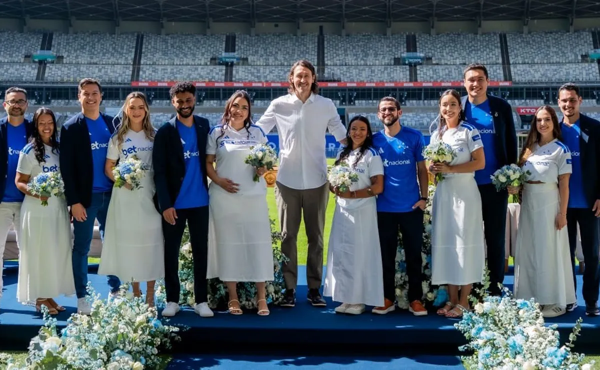 Casais do Cruzeiro vivem cerimônia especial no Mineirão em ação promovida pela Betnacional