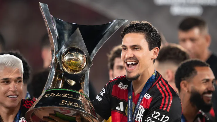 RJ - RIO DE JANEIRO - 03/12/2025 - BRASILEIRO A 2025, FLAMENGO X CEARA - Pedro jogador do Flamengo levanta a taca de campeao durante cerimonia de premiacao ao final da partida contra o Ceara no estadio Maracana pela decisao do campeonato Brasileiro A 2025. Foto: Jorge Rodrigues/AGIF
