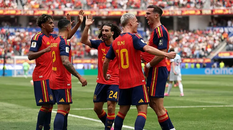 Jogadores da Espanha durante vitória sobre a Bélgica, nas quartas de final da Copa do Mundo. Foto: Luke Hales/Getty Images