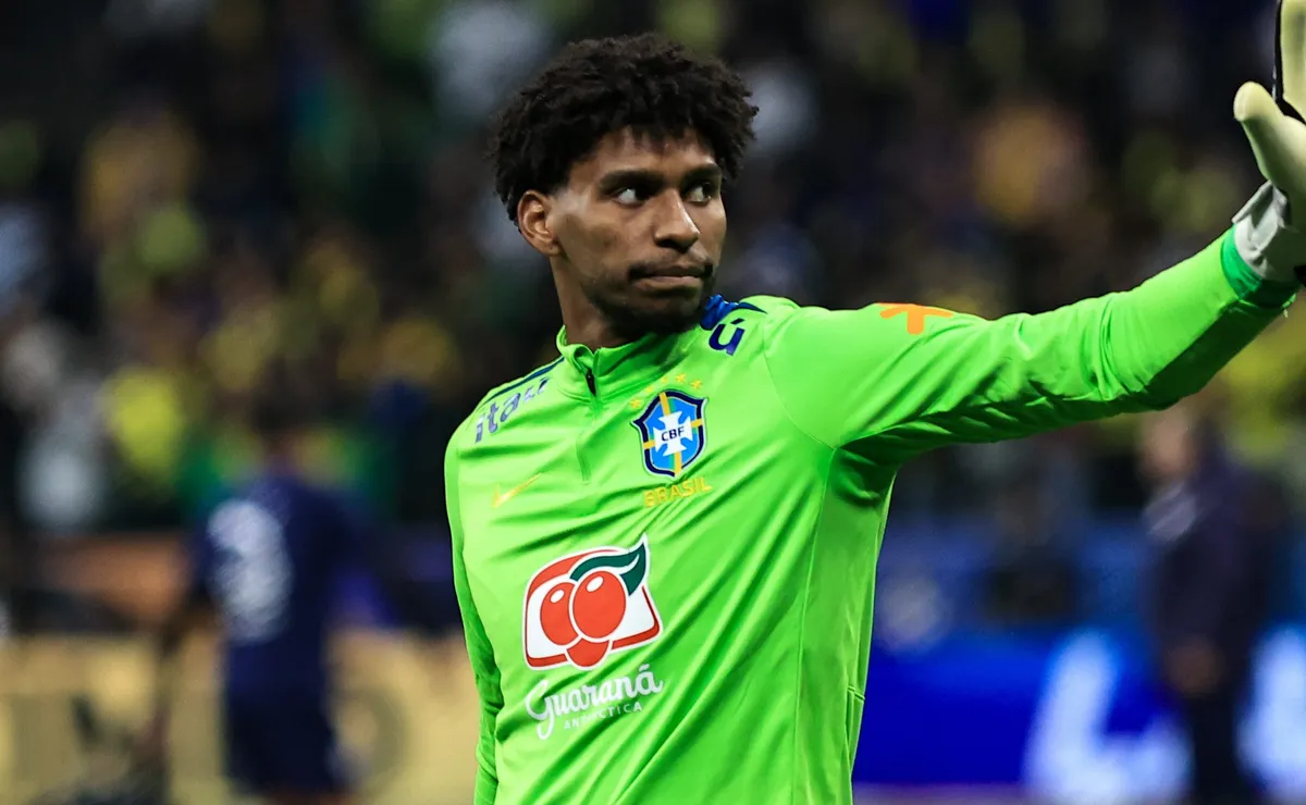 Hugo Souza mira retorno à Seleção Brasileira e projeta ciclo até 2030: “Vou me empenhar para isso”