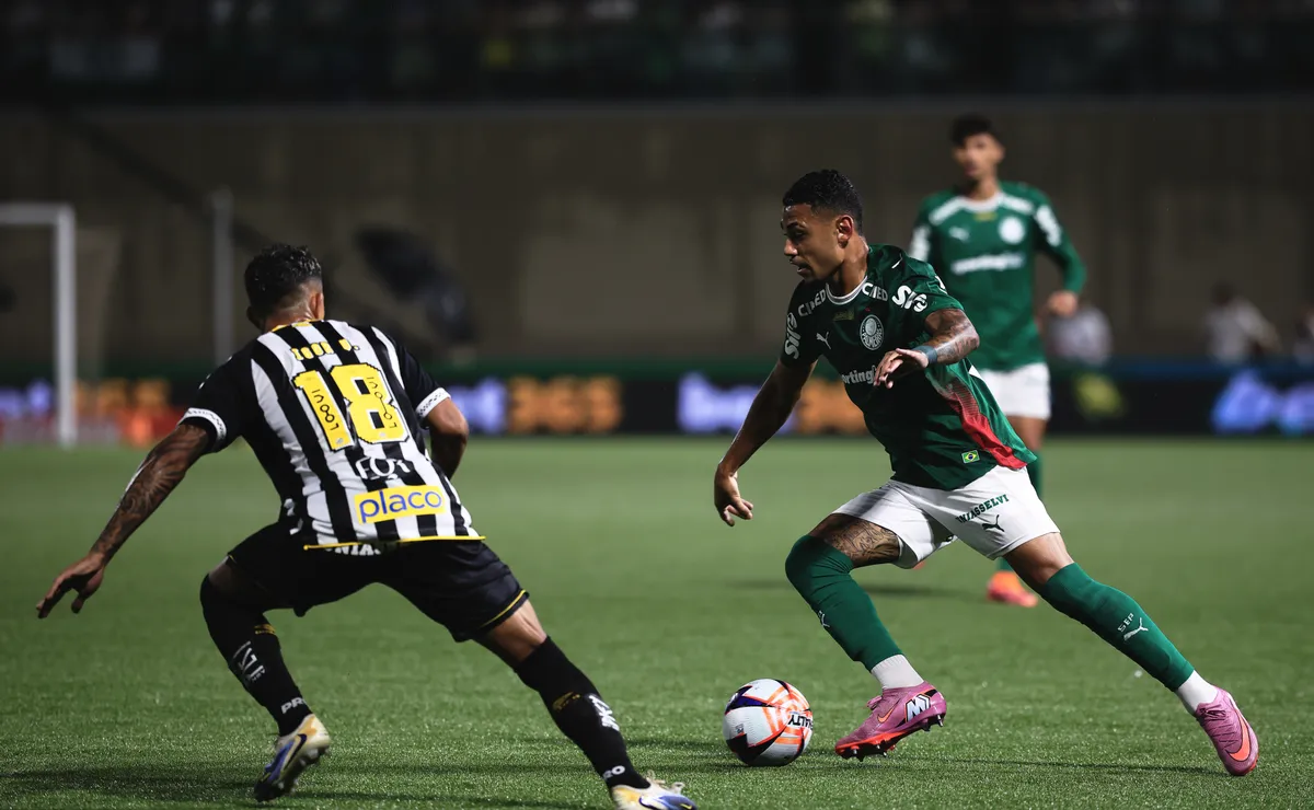 Sem espaço com Abel, Riquelme Felipe pode deixar o Palmeiras na próxima janela