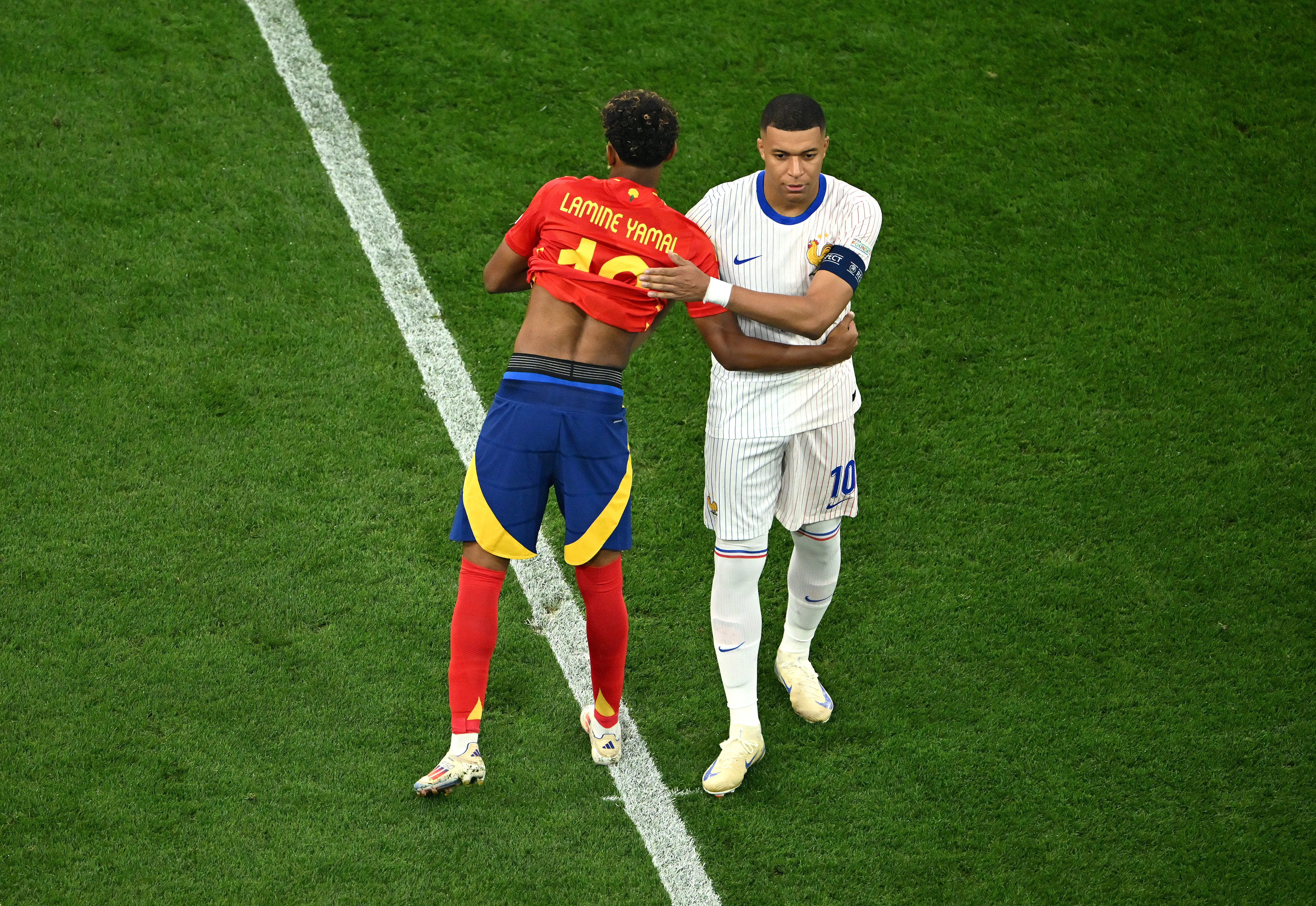 Lamine Yamal e Mbappé se enfrentarão pela Copa do Mundo. (Photo by Dan Mullan/Getty Images)