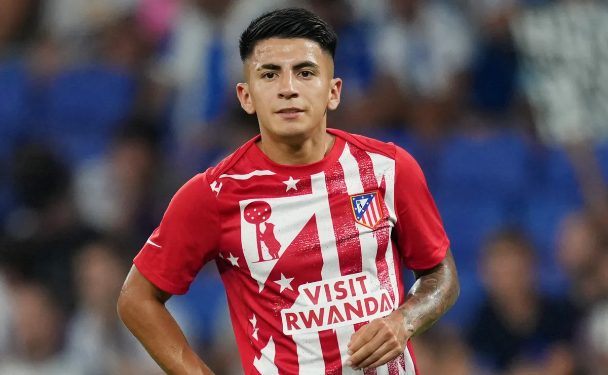 Alvo do Flamengo: Thiago Almada tem números abaixo de Samuel Lino na temporada