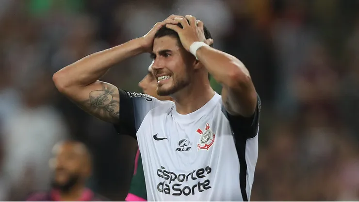 Pedro Raul tem futuro incerto no Corinthians.