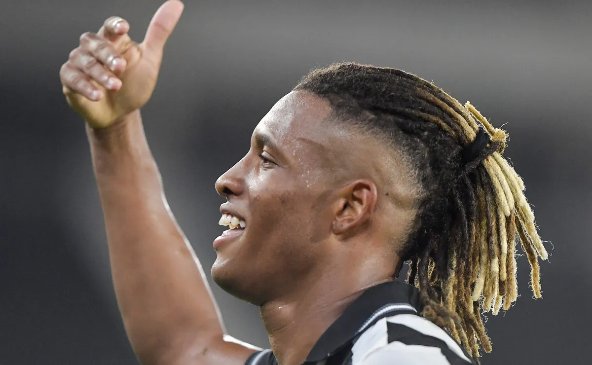 Roma sinaliza com oferta de R$ 203 milhões por Danilo e o Botafogo pede mais dinheiro, diz portal