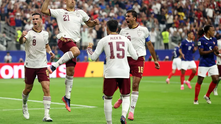 ARLINGTON, TEXAS - JULY 14: Mikel Oyarzabal #21 of Spain celebrates with teammates after converting a penalty to score the team's first goal during the FIFA World Cup 2026 Semi Final match between France and Spain at Dallas Stadium on July 14, 2026 in Arlington, Texas. (Photo by Lars Baron/Getty Images)