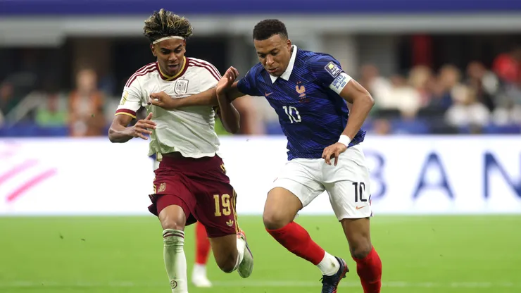 Kylian Mbappé disputa a bola com Lamine Yamal durante a partida da semifinal da Copa do Mundo entre França e Espanha. (Photo by Lars Baron/Getty Images)