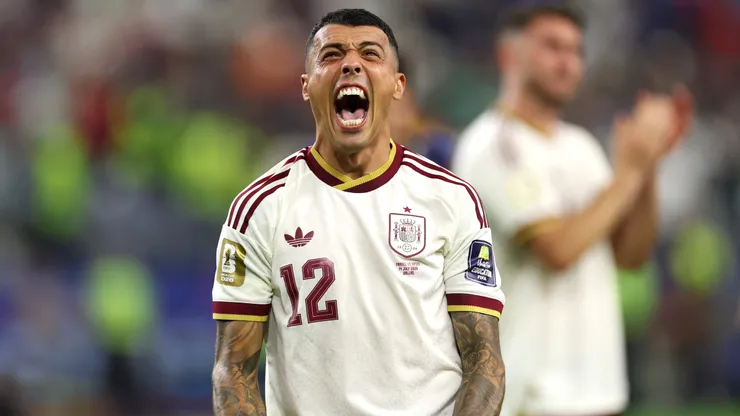 Pedro Porro comemora após a vitória por 2 a 0 na semifinal da Copa do Mundo entre França e Espanha. (Photo by Florencia Tan Jun/Getty Images)
