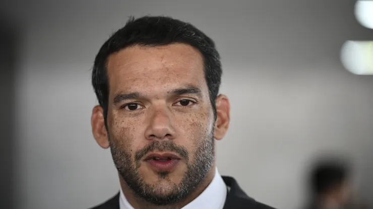 Samir Xaud conversa com jornalistas no Palácio do Planalto.
