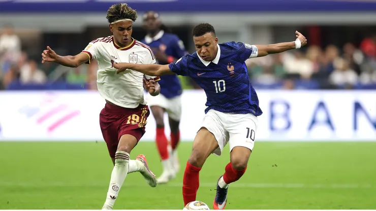 Lamine Yamal contra Kylian Mbappé durante Espanha x França na Copa do Mundo.
