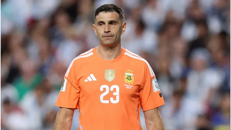Emiliano Martínez durante a partida da Copa do Mundo entre Argentina e Argélia. (Photo by Michael Steele/Getty Images)