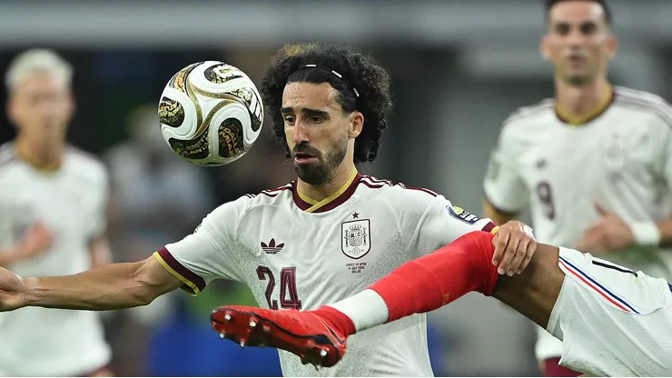Michael Olise e Marc Cucurella disputam a bola durante a partida da semifinal da Copa do Mundo entre França e Espanha. (Photo by Shaun Botterill/Getty Images)