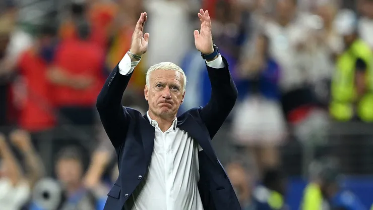 Didier Deschamps aplaude os torcedores após a derrota na semifinal da Copa do Mundo entre França e Espanha. (Photo by Shaun Botterill/Getty Images)