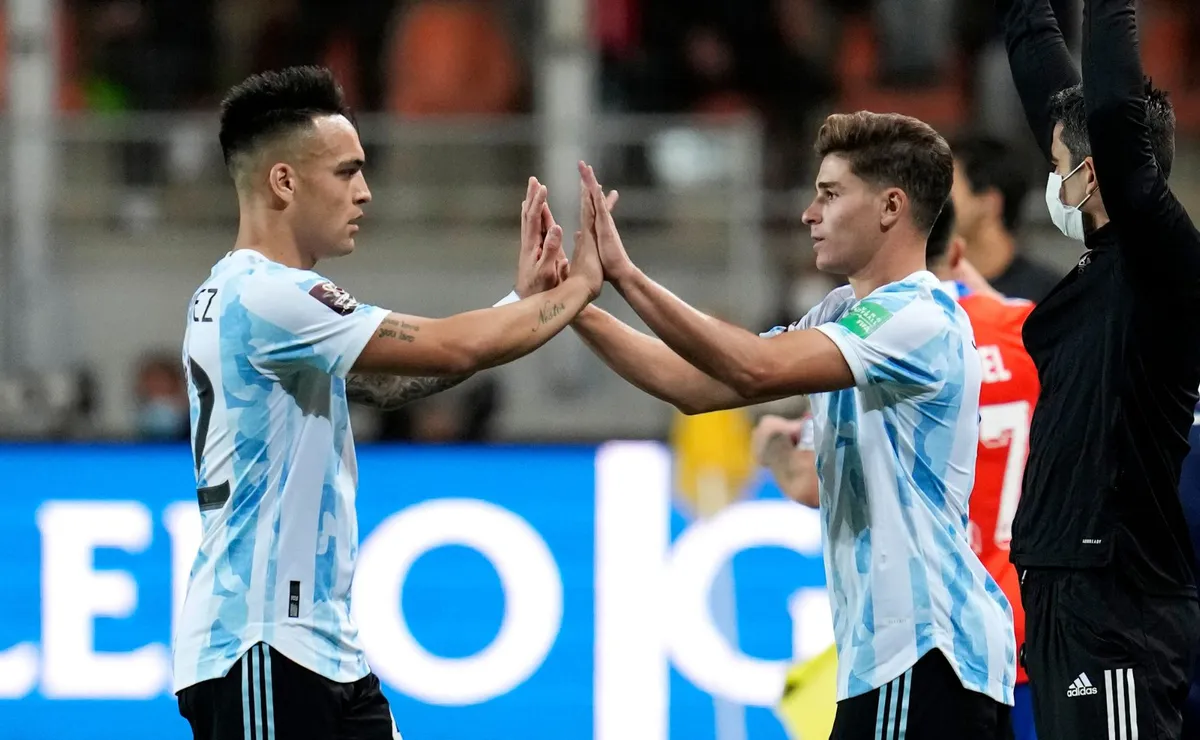 Lautaro e Julián Álvarez despertam e dividem protagonismo com Messi na Argentina