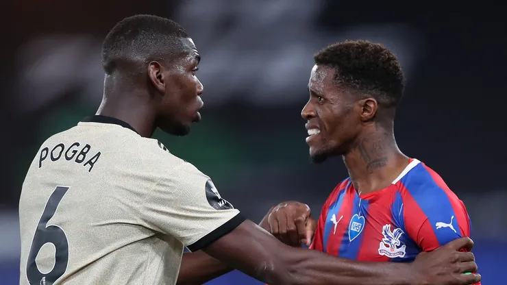 Paul Pogba conversando com Wilfried Zaha. Foto: Peter Cziborra/Pool via Getty Images