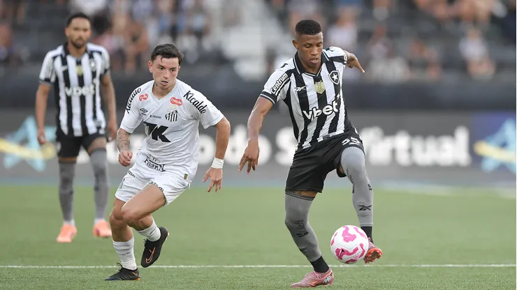 Disputa entre Danilo e Barreal no jogo do ano passado