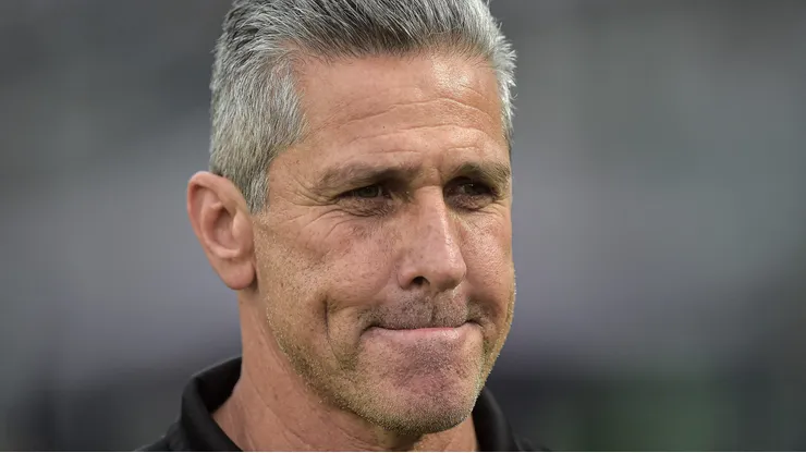 Jorginho durante período em que treinava o Vasco