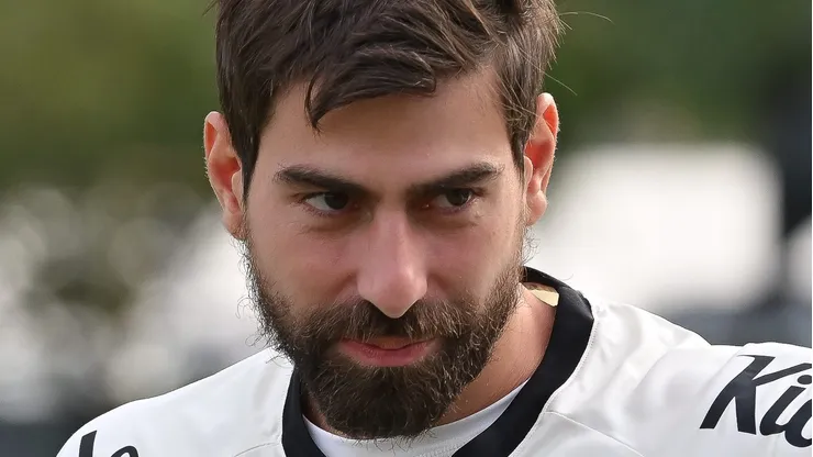 Defensor do Peixão durante treino no CT Rei Pelé