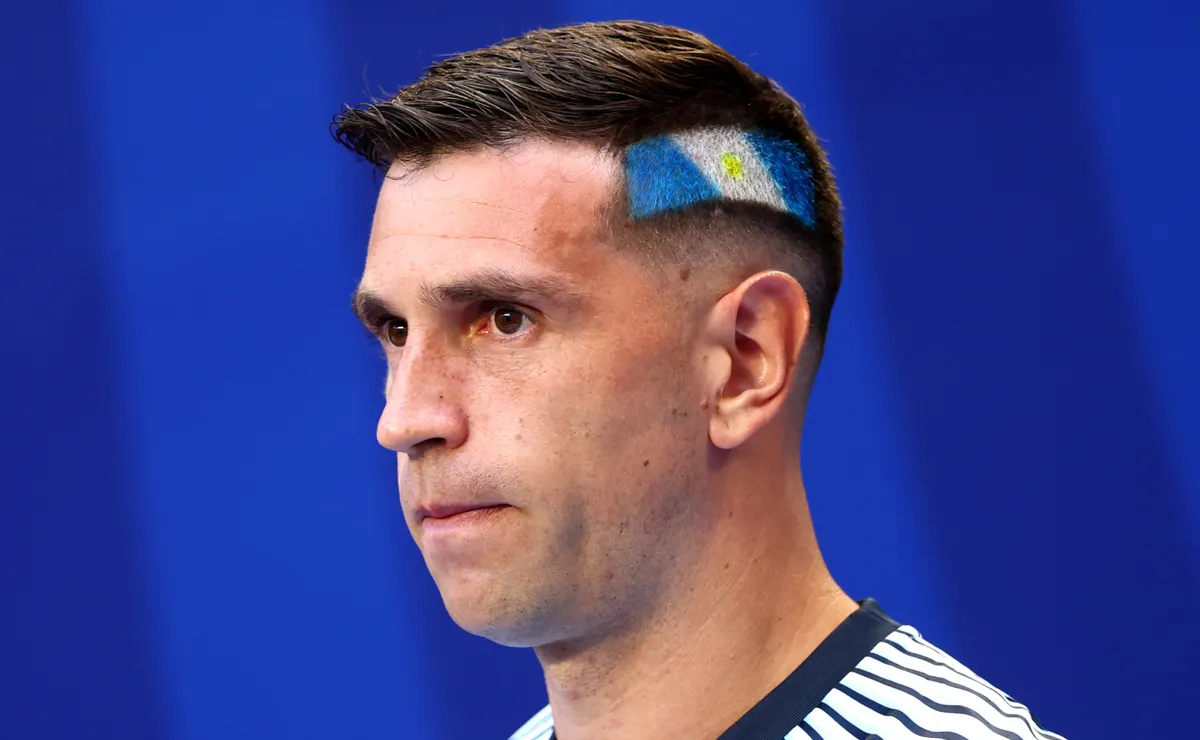 De Dibu Martínez a Mac Allister: cinco titulares da Argentina brilham no futebol inglês