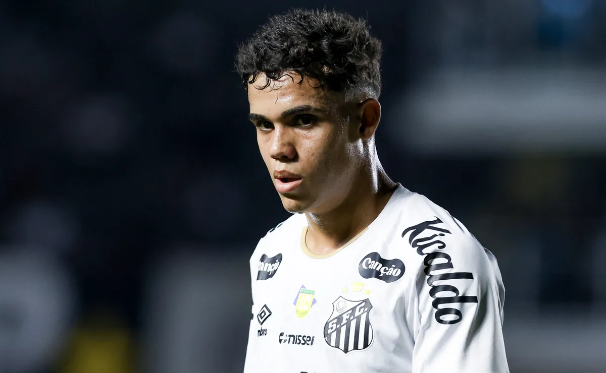 Santos aposta na base e inicia o 2º semestre com três titulares formados pelo clube