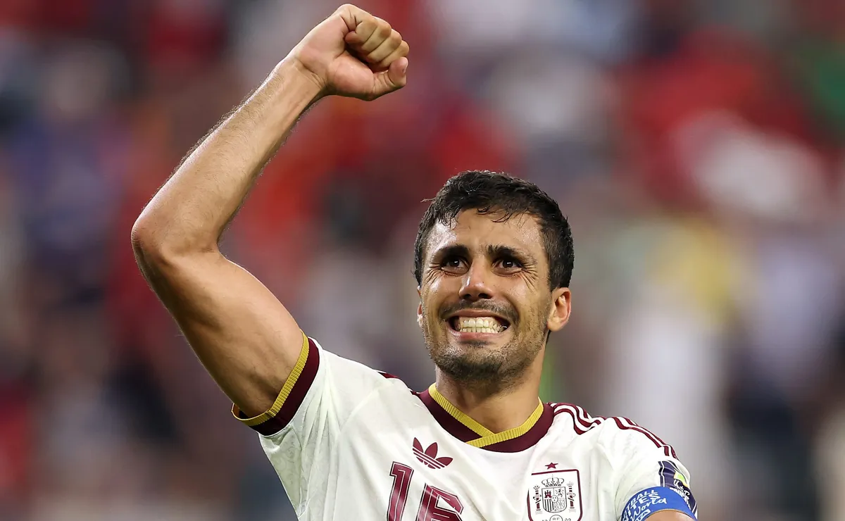 Rodri, da Espanha, é elogiado por Luisão em comparação polêmica: “Casemiro não engraxa nem a chuteira”
