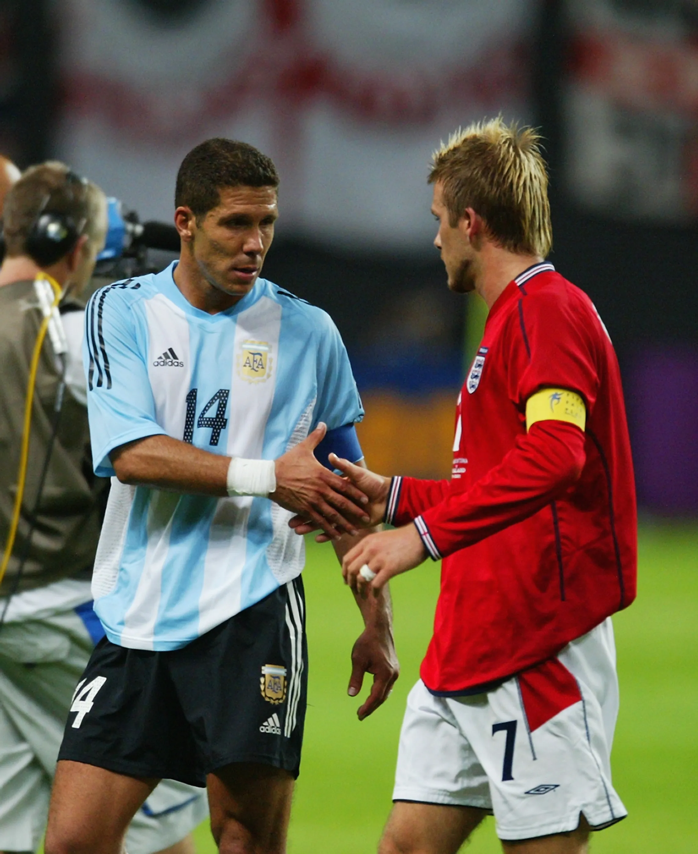 Simeone e Beckham na Copa do Mundo de 2002. (Photo by Alex Livesey/Getty Images)