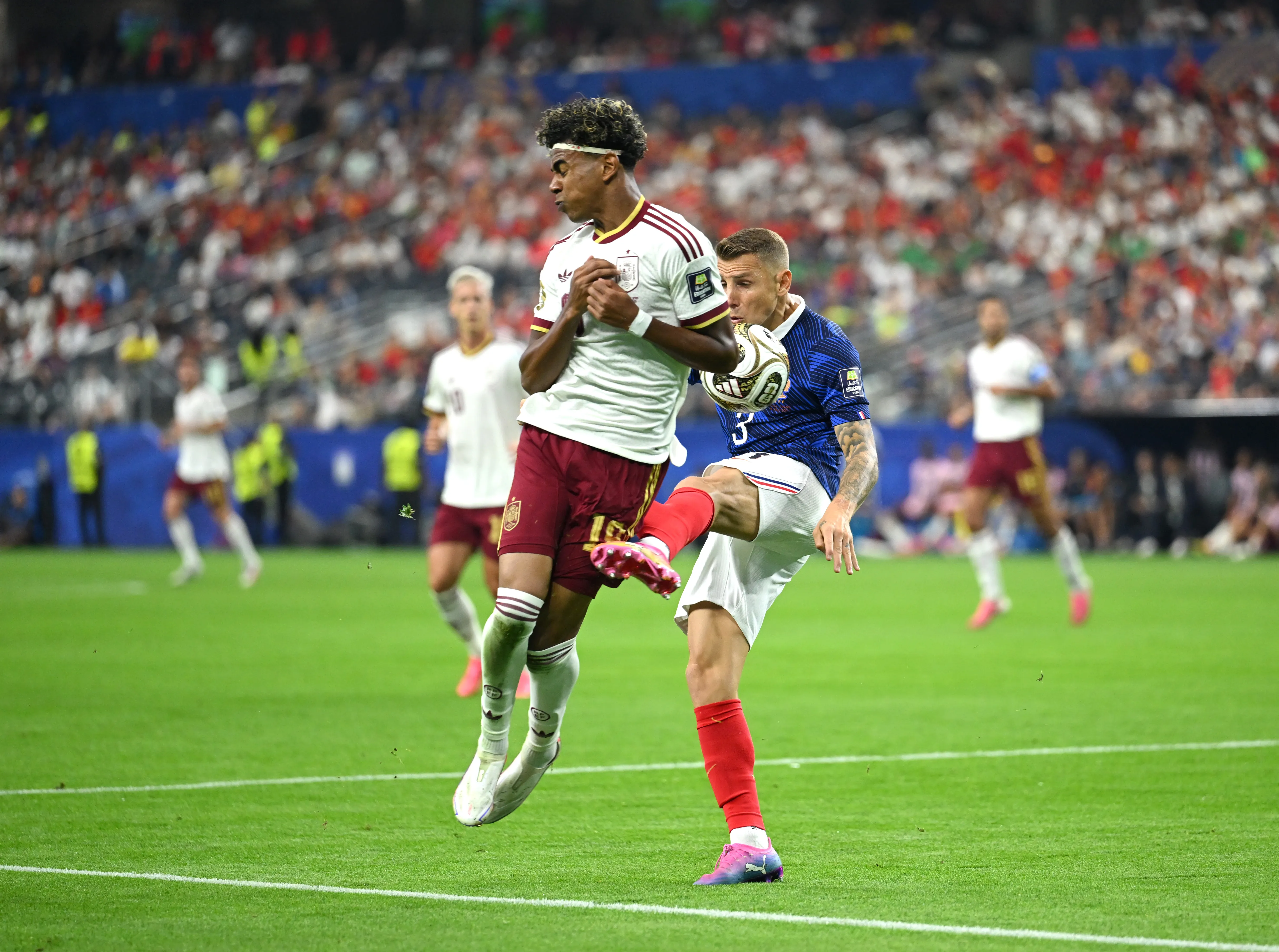 Lamine Yamal sofre pênalti de Digne em vitória da Espanha sobre a França na semifinal da Copa – Foto: Shaun Botterill/Getty Images