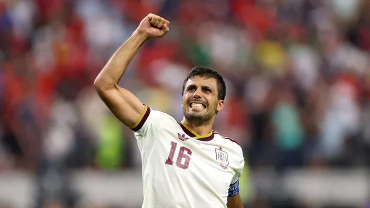 Rodri aplaude os torcedores após a vitória por 2 a 0 na partida da semifinal da Copa do Mundo entre França e Espanha.(Photo by Florencia Tan Jun/Getty Images)