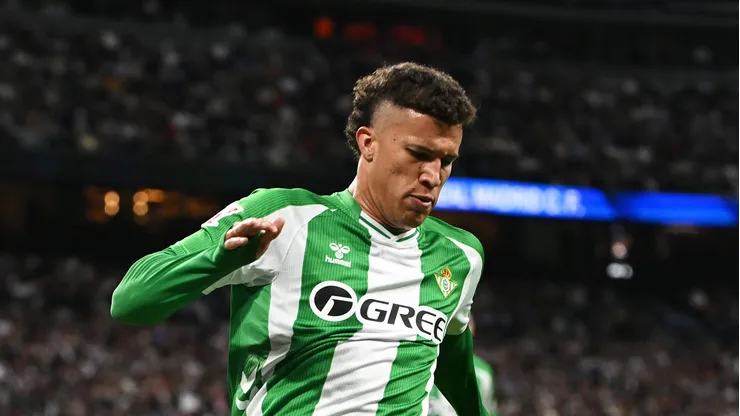 Nelson Deossa em disputa de bola com Vini Jr. do Real Madrid.