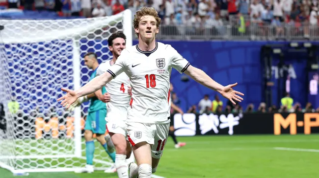 Gordon abriu o placar para a Inglaterra logo no início do 2º tempo – Foto: Justin Setterfield/Getty Images