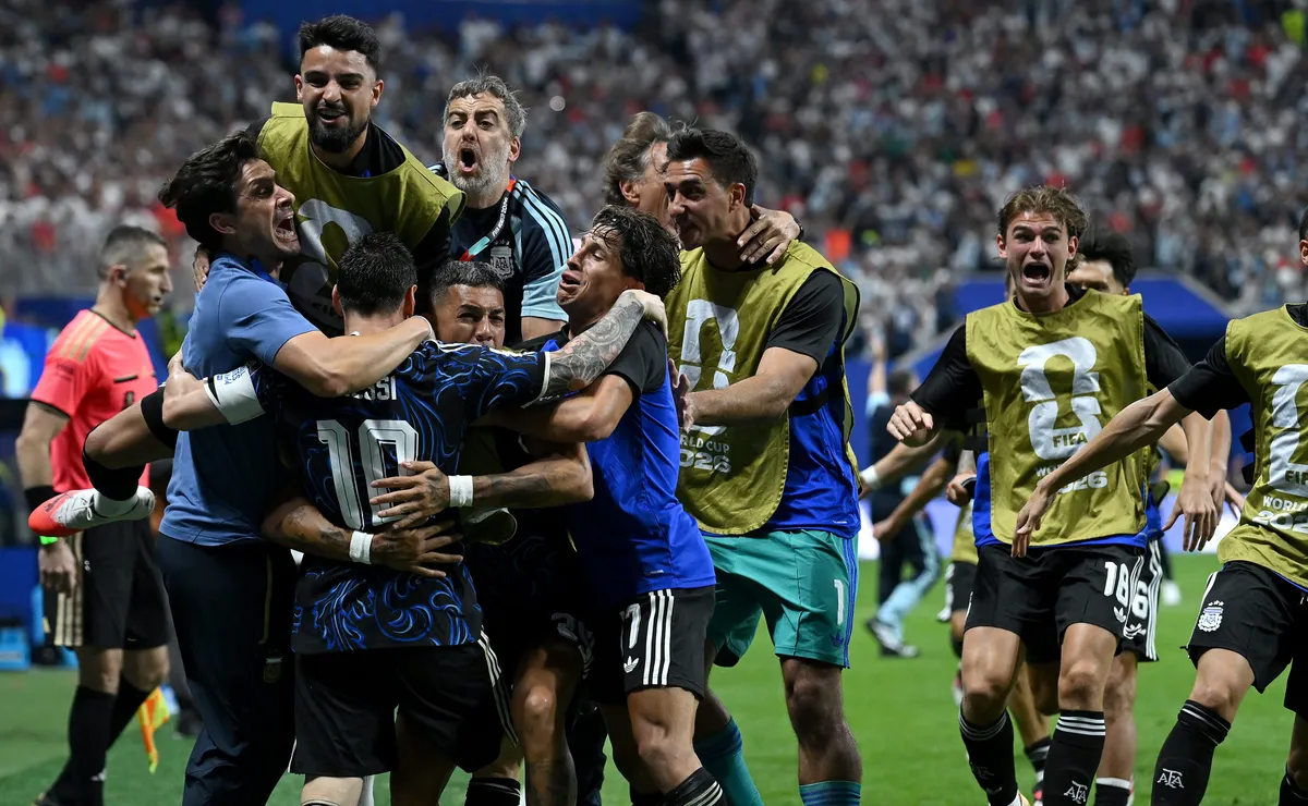 Argentina busca virada épica nos acréscimos, elimina a Inglaterra e busca tetra da Copa contra a Espanha