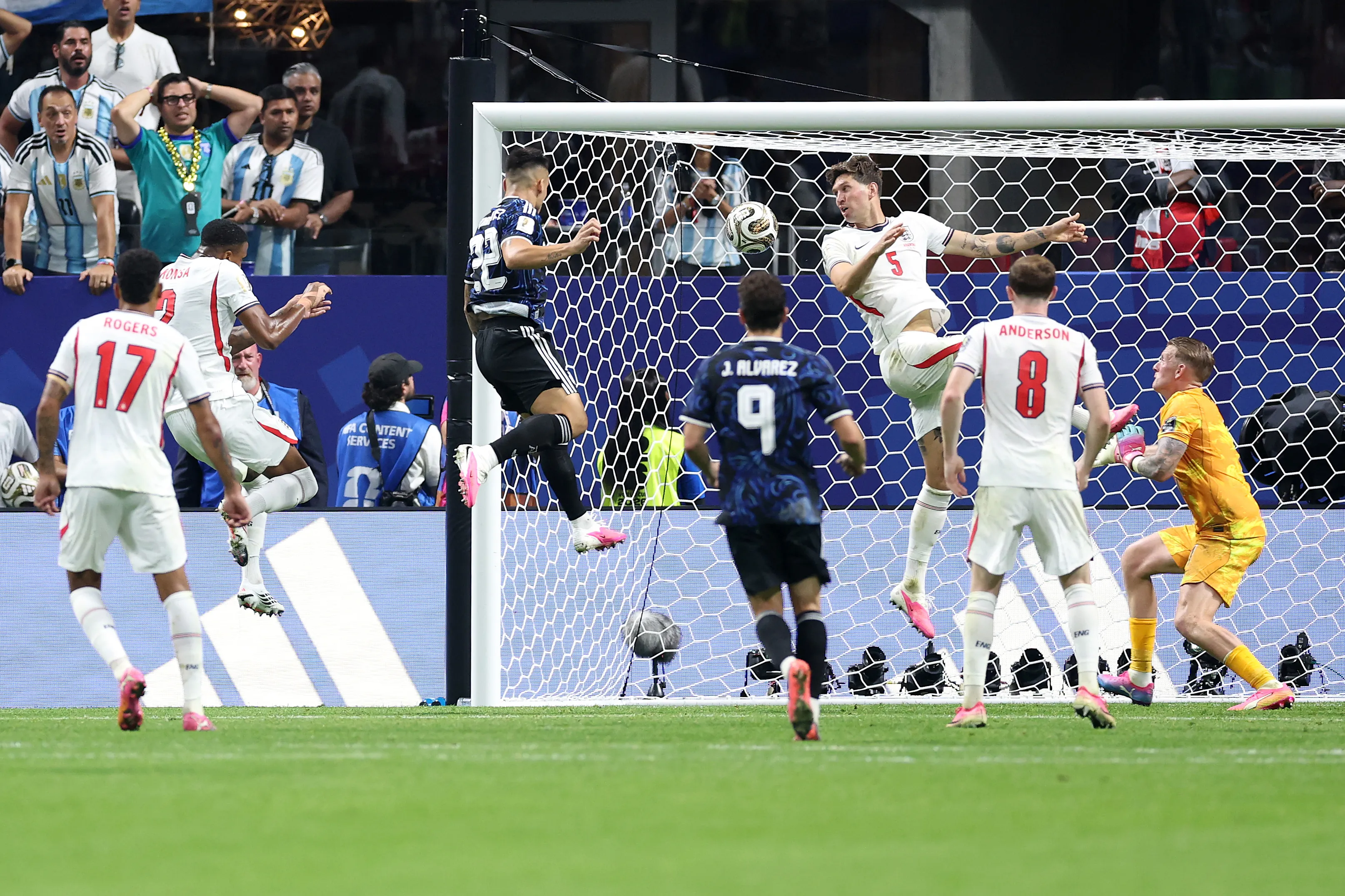 Lautaro Martínez subiu alto já nos acréscimos e colocou a Argentina na decisão da Copa – Foto: Justin Setterfield/Getty Images