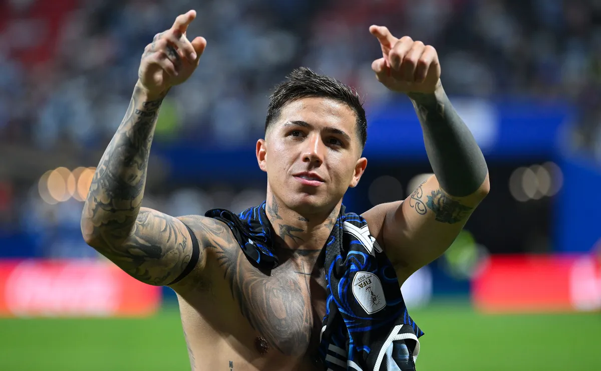 Enzo Fernández domina o meio-campo e lidera passes certos em Inglaterra x Argentina