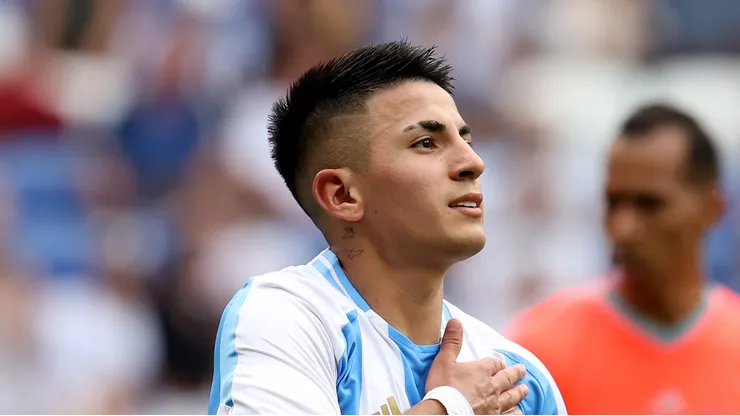 Almada em campo com a camisa da Argentina