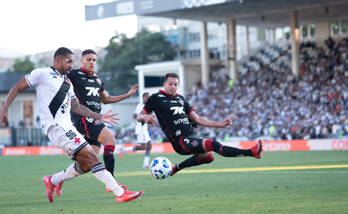 Na estreia do técnico Pedro Emanuel, confira a provável escalação do Vasco diante do Vitória