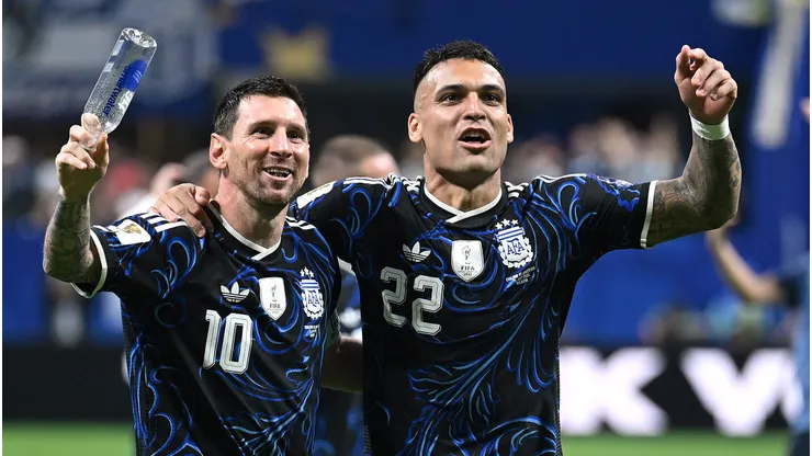 Lautaro Martíne e Lionel Messi comemoram após a vitória por 2 a 1 na partida da semifinal da Copa do Mundo entre Inglaterra e Argentina. (Photo by Shaun Botterill/Getty Images)