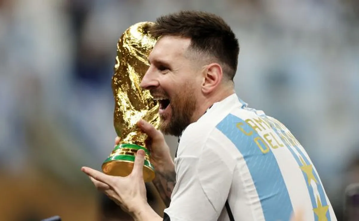 Messi vence Inglaterra e fica a uma vitória de superar Maradona em títulos de Copa do Mundo pela Argentina