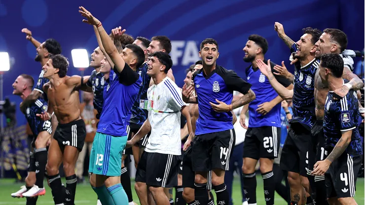 ATLANTA, GEORGIA - JULY 15: Players of Argentina celebrate the team's 2-1 victory in the FIFA World Cup 2026 Semi Final match between England and Argentina at Atlanta Stadium on July 15, 2026 in Atlanta, Georgia. (Photo by Buda Mendes/Getty Images)