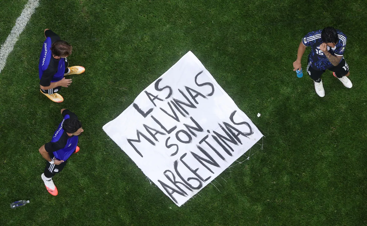 Argentina pode sofrer punição da FIFA por bandeira com referência a “Malvinas” após eliminar Inglaterra