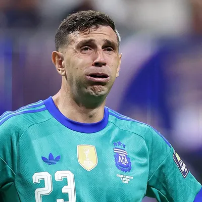 Dibu Martínez supera rejeições e se consolida como lenda da Argentina