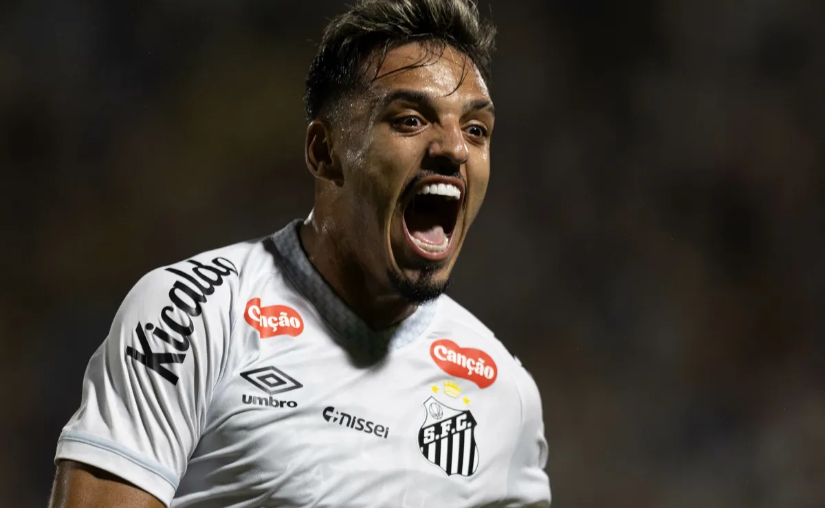 Gabriel Menino busca mais minutos com Cuca e quer se firmar como lateral no segundo semestre