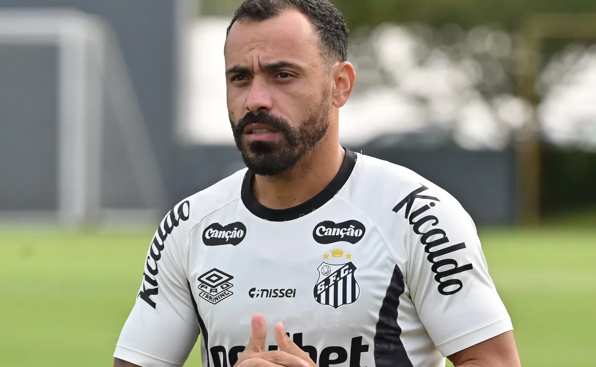 Moisés tem torção no tornozelo direito e vira desfalque do Santos para duelo contra o Botafogo