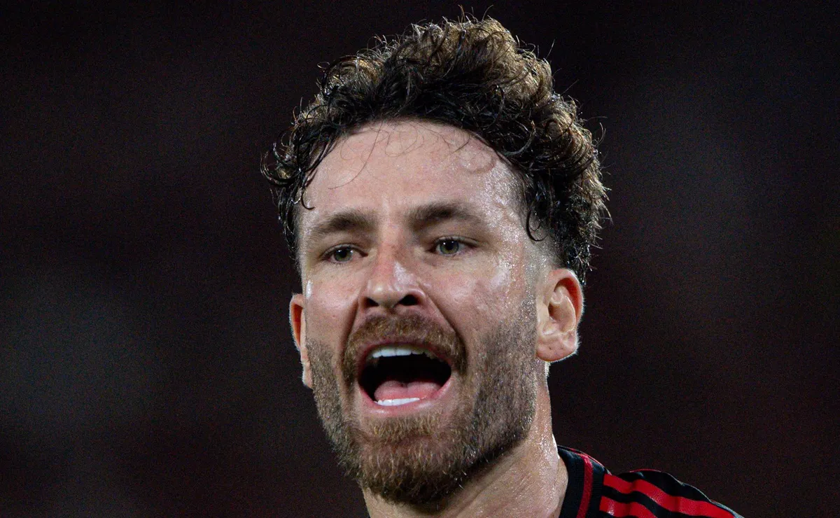 Flamengo estuda aumentar salário de Léo Pereira ou ampliar contrato após interesse de clubes do exterior